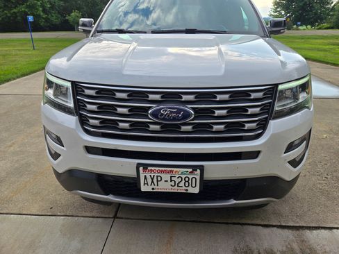 Used 2017 Ford Explorer XLT image 4