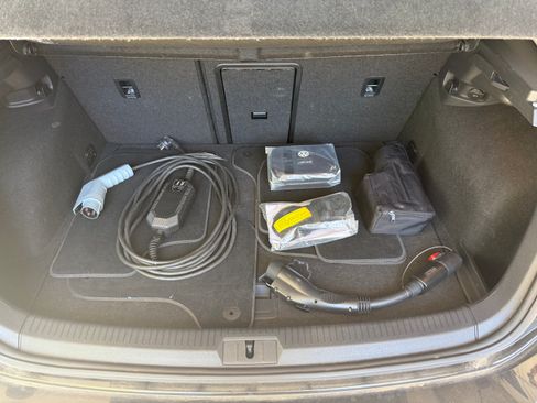 Used 2016 Volkswagen e-Golf SE w/ DC Fast Charging Package image 10
