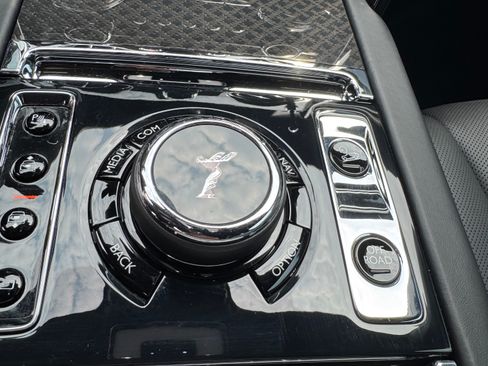 Used 2022 Rolls-Royce Cullinan Black Badge w/ Dark Exterior Package AWD/4WD image 20