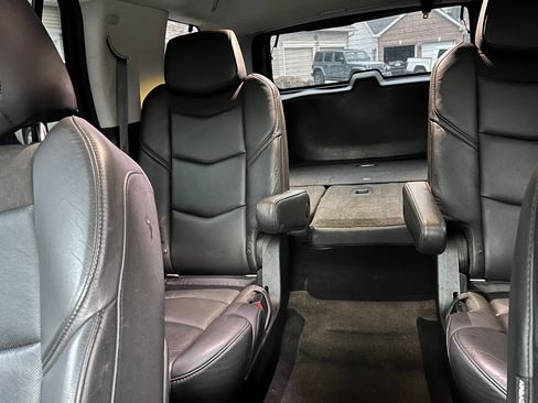 Used 2018 Cadillac Escalade Luxury image 13