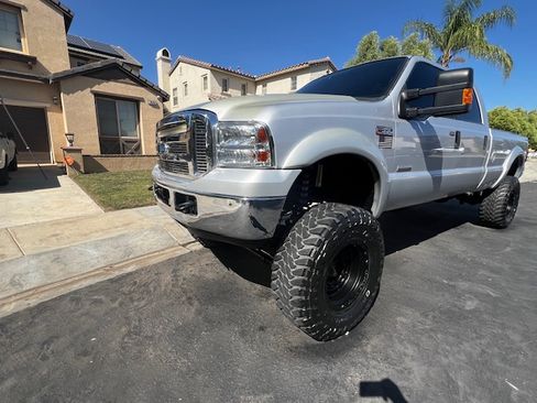 Used 2005 Ford F250 Lariat image 2