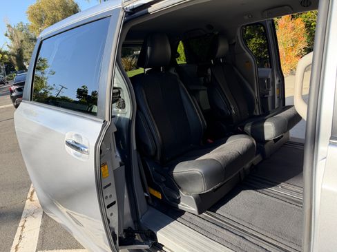 Used 2014 Toyota Sienna SE image 16