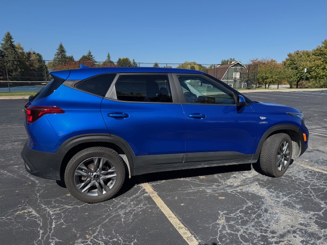 Used 2023 Kia Seltos LX AWD/4WD image 1