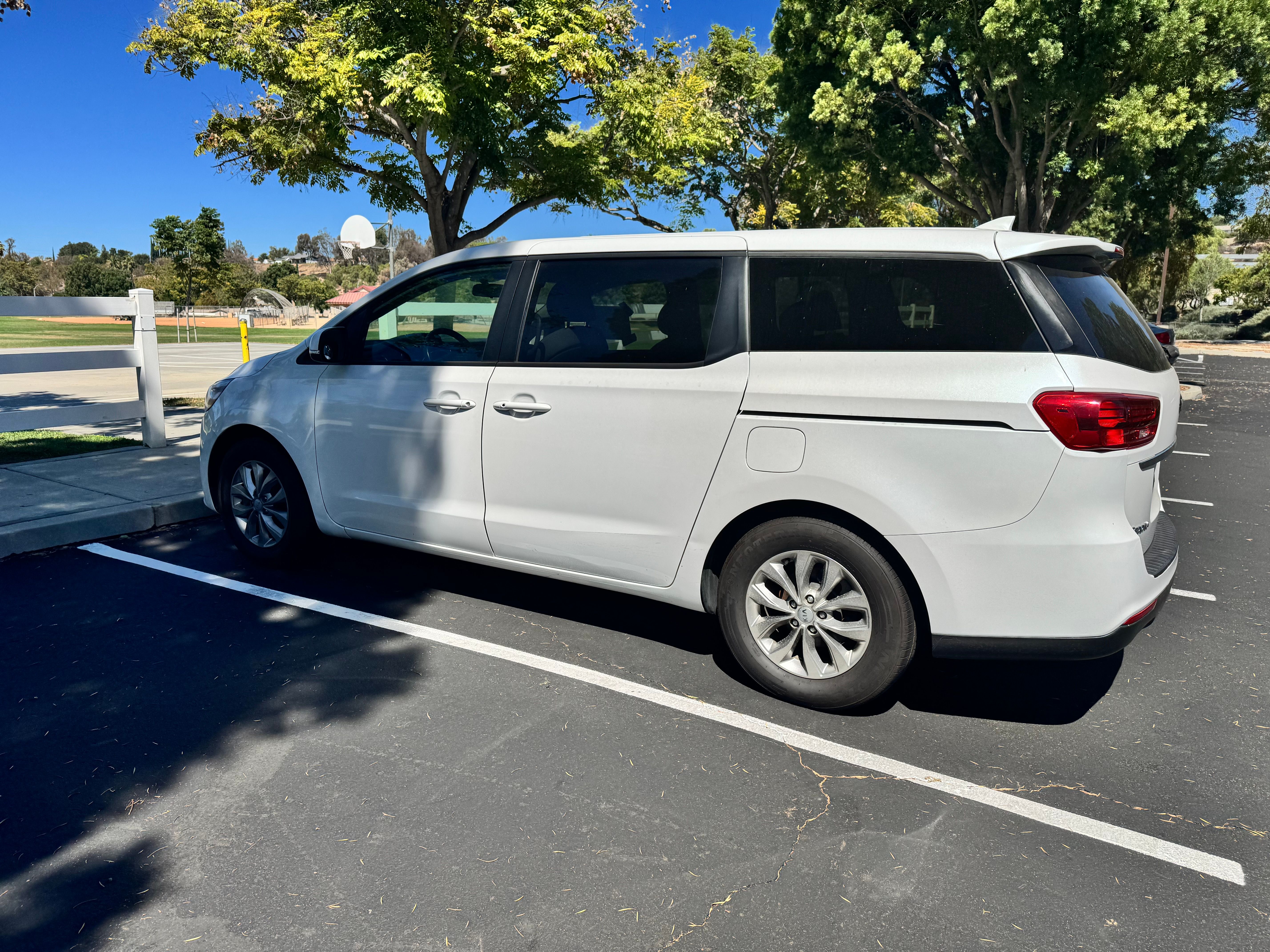 Used 2021 Kia Sedona LX FWD image 4