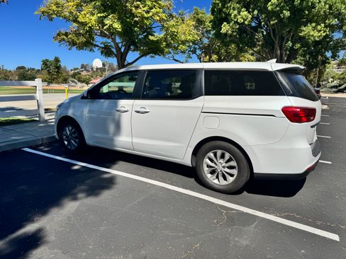 Used 2021 Kia Sedona LX FWD image 4