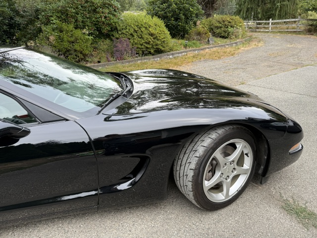 Used 2004 Chevrolet Corvette Coupe w/ Preferred Equipment Group RWD image 9