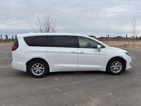 Used 2020 Chrysler Pacifica Touring image 4