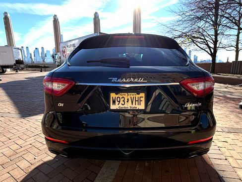 Used 2020 Maserati Levante image 12