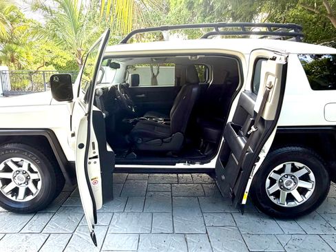 Used 2014 Toyota FJ Cruiser 2WD w/ Convenience Package image 9