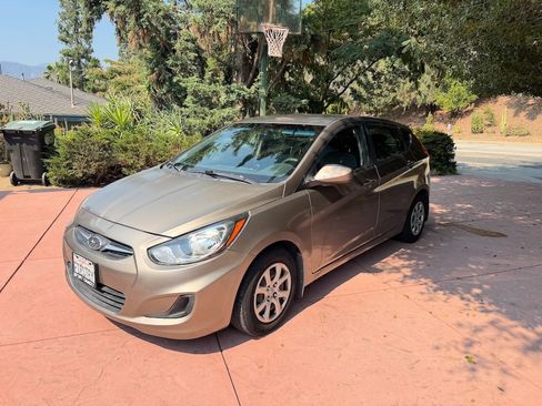 Used 2012 Hyundai Accent GS image 1