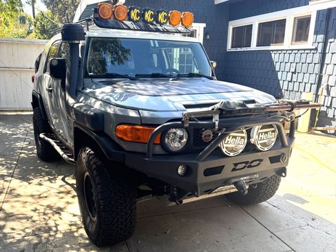 Used 2014 Toyota FJ Cruiser 4WD image 2