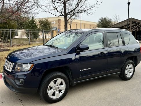 Used 2017 Jeep Compass Latitude image 1