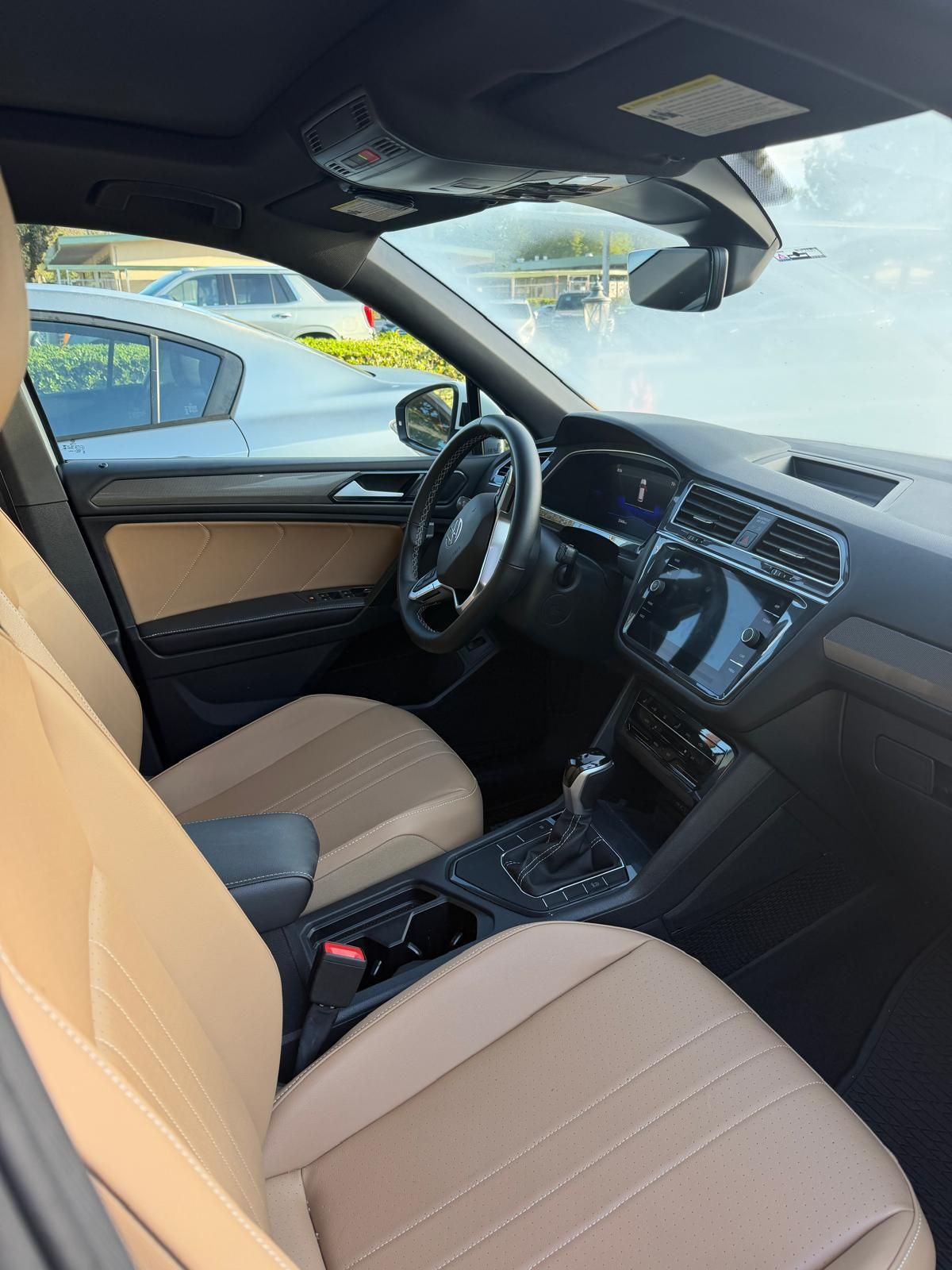 Used 2024 Volkswagen Tiguan SE w/ Panoramic Sunroof Package FWD image 8