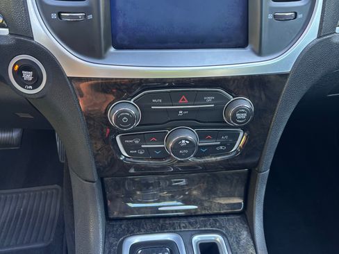 Used 2020 Chrysler 300 Limited RWD image 8