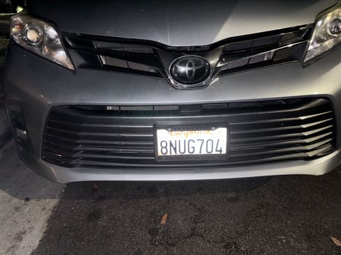 Used 2020 Toyota Sienna XLE Premium w/ Carpet Mat Package image 28