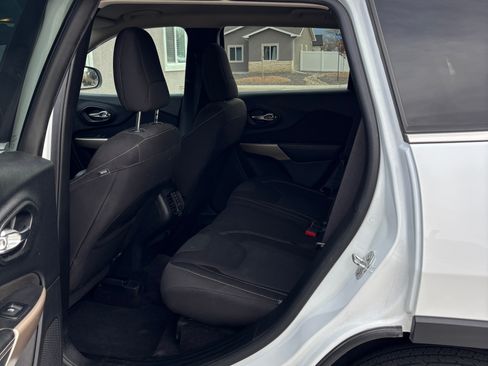 Used 2017 Jeep Cherokee Latitude w/ Comfort & Sound Group image 9