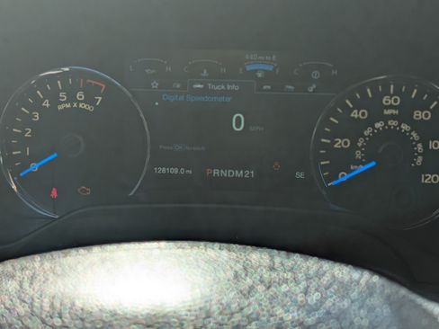 Used 2015 Ford F150 Platinum w/ Equipment Group 701A Luxury image 5