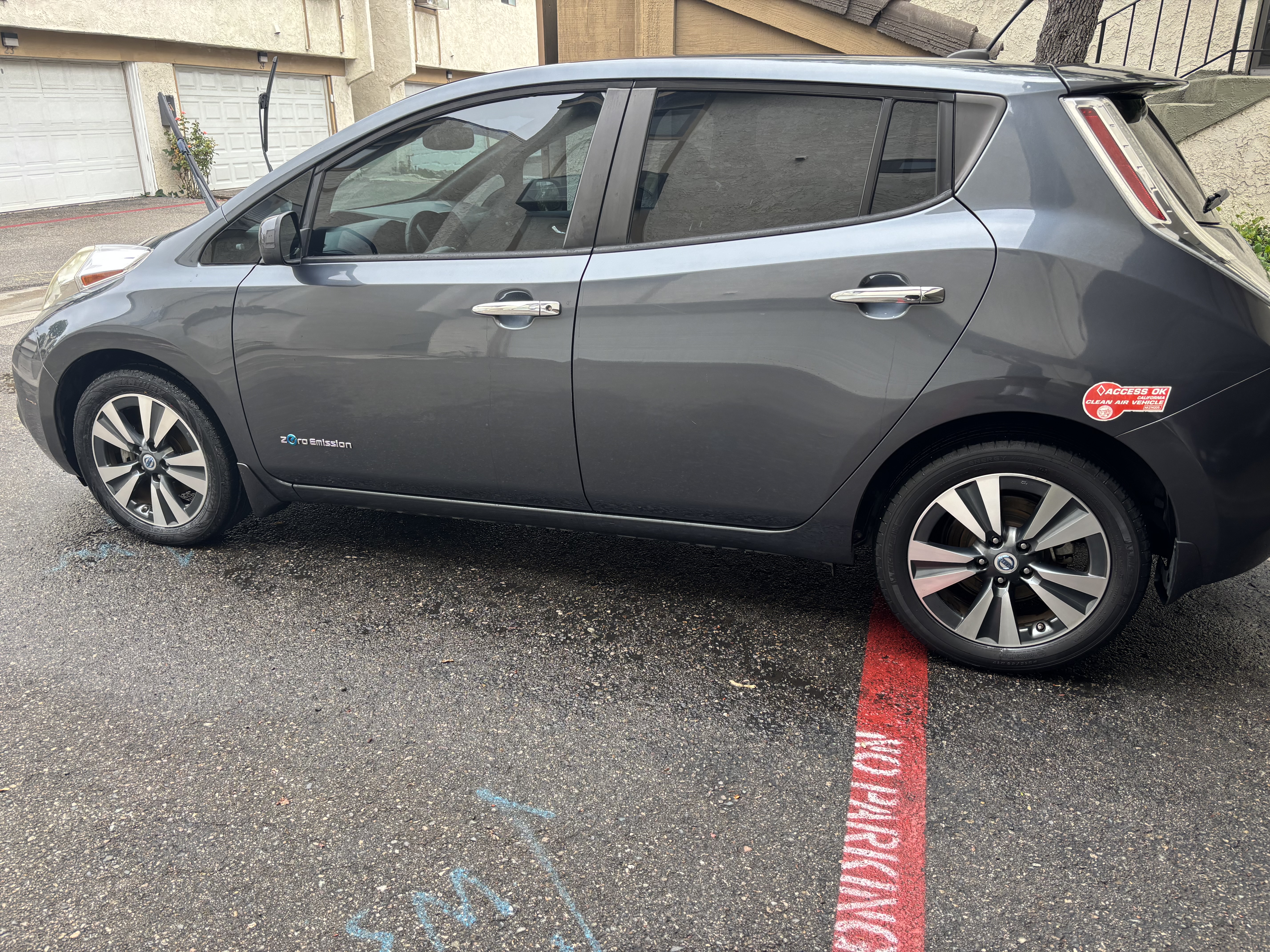Used 2013 Nissan Leaf SL w/ Premium Pkg FWD image 9
