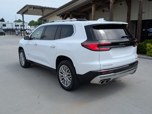 Used 2025 GMC Acadia Denali image 2