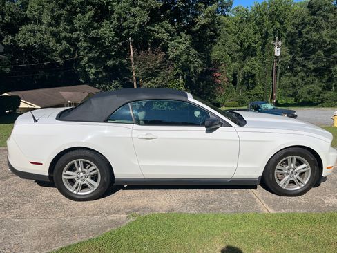 Used 2011 Ford Mustang Convertible RWD image 1