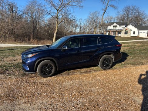 Used 2020 Toyota Highlander LE image 1