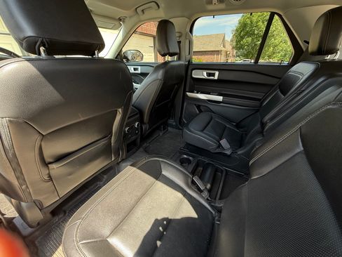 Used 2021 Ford Explorer Limited w/ Equipment Group 301A AWD/4WD image 13