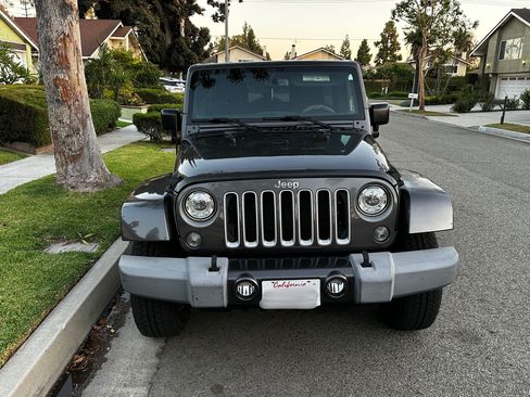 Used 2017 Jeep Wrangler Unlimited Sahara w/ Connectivity Group image 10