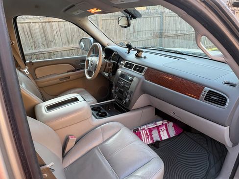 Used 2007 GMC Yukon XL SLT w/ SLT Preferred Equipment Group image 2