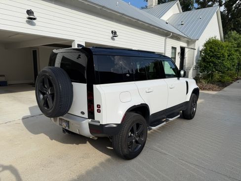 Used 2022 Land Rover Defender 110 SE AWD/4WD image 4