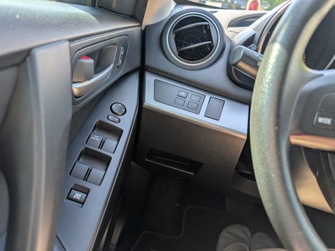 Used 2013 MAZDA MAZDA3 i Sport FWD image 23