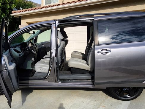 Used 2020 Toyota Sienna XLE Premium image 13