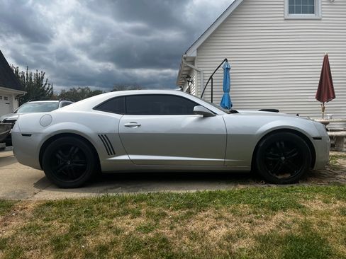 Used 2013 Chevrolet Camaro LT RWD image 2