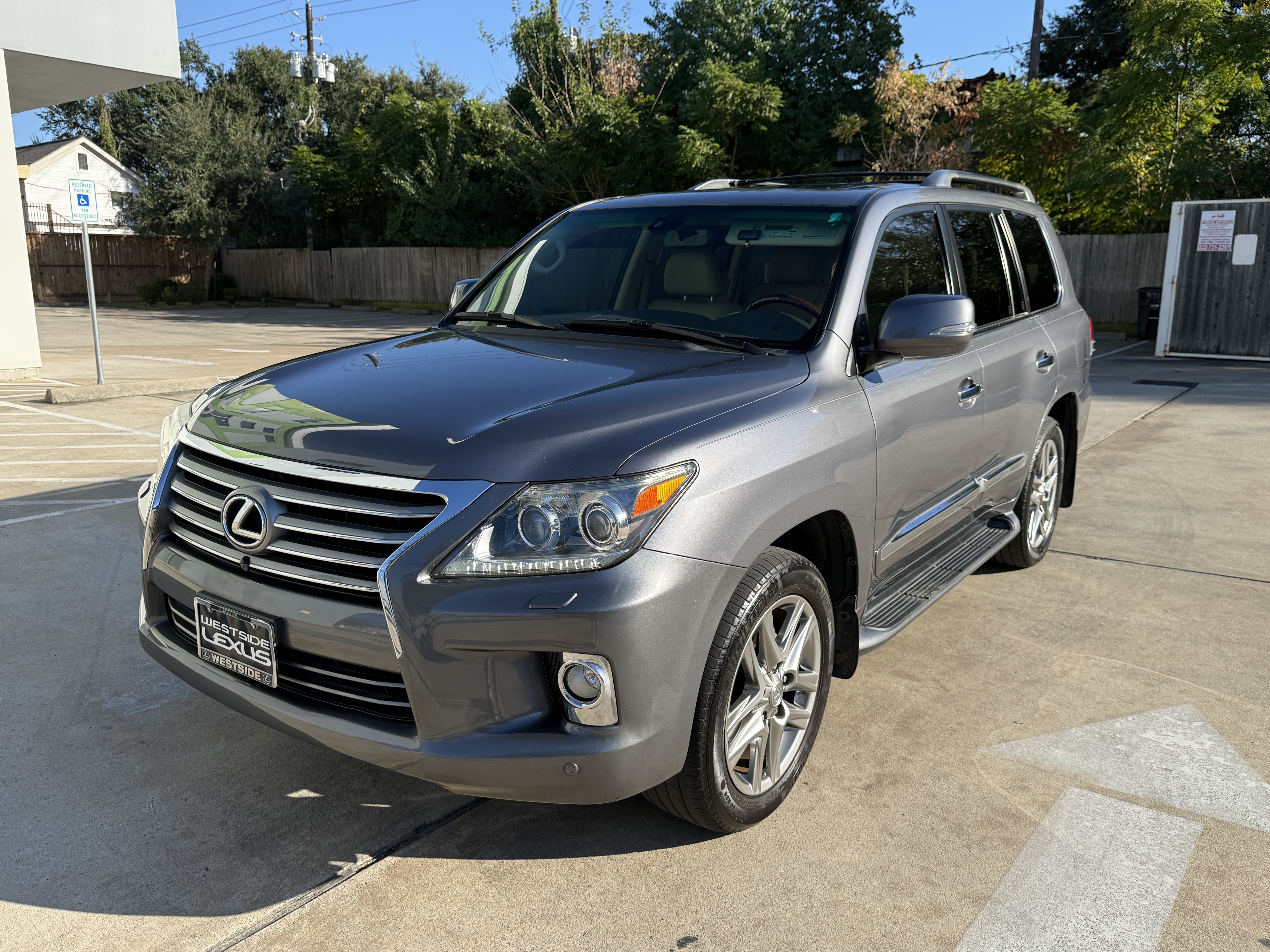 Used 2013 Lexus LX 570 4WD w/ Luxury Pkg image 6