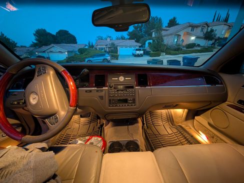 Used 2003 Lincoln Town Car Signature image 8