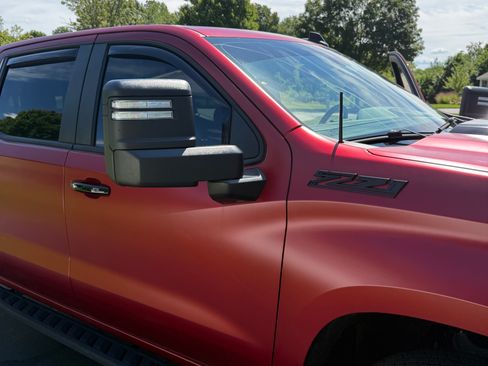 Used 2022 Chevrolet Silverado 1500 LT Trail Boss w/ Convenience Package II AWD/4WD image 2