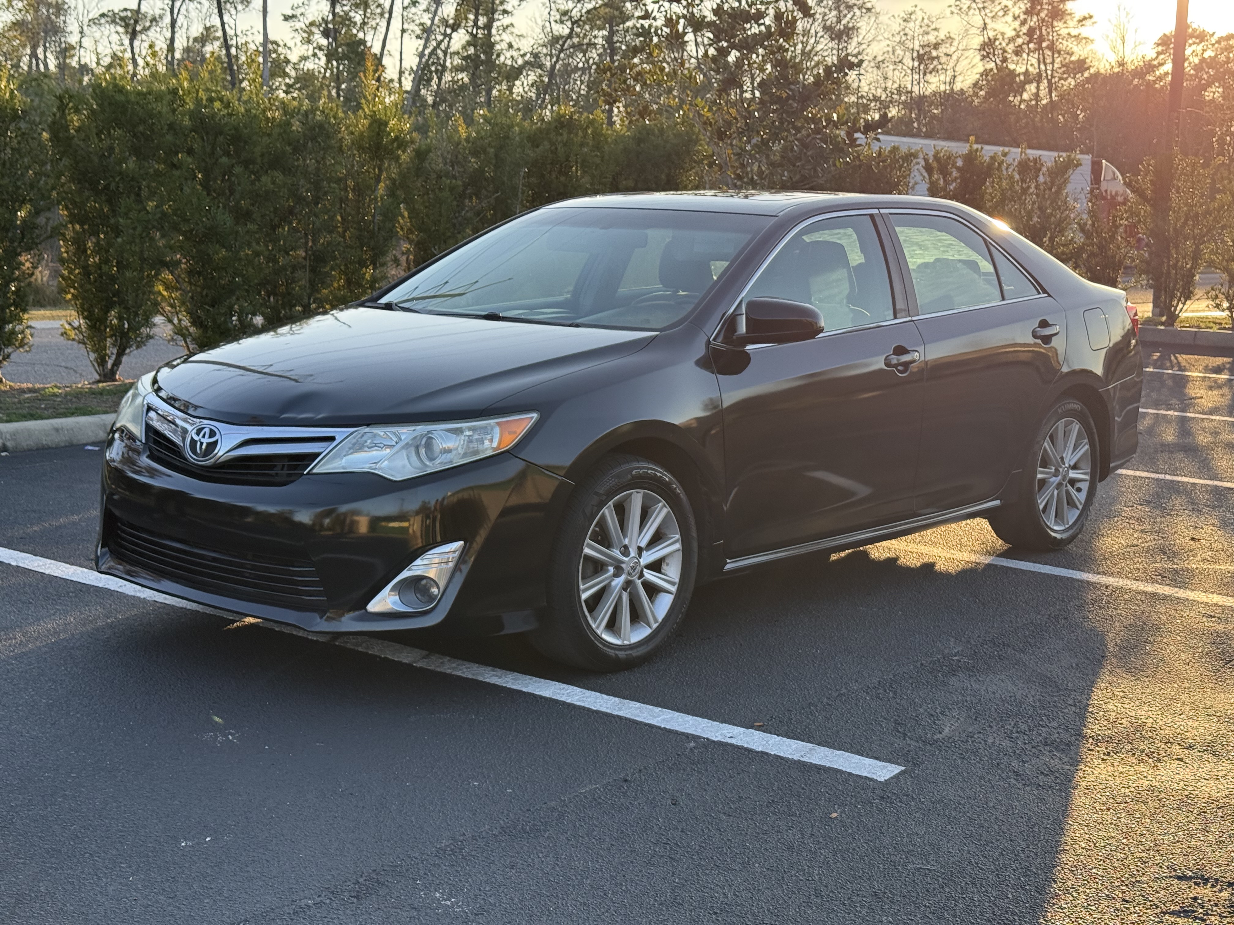 Used 2012 Toyota Camry XLE FWD image 1