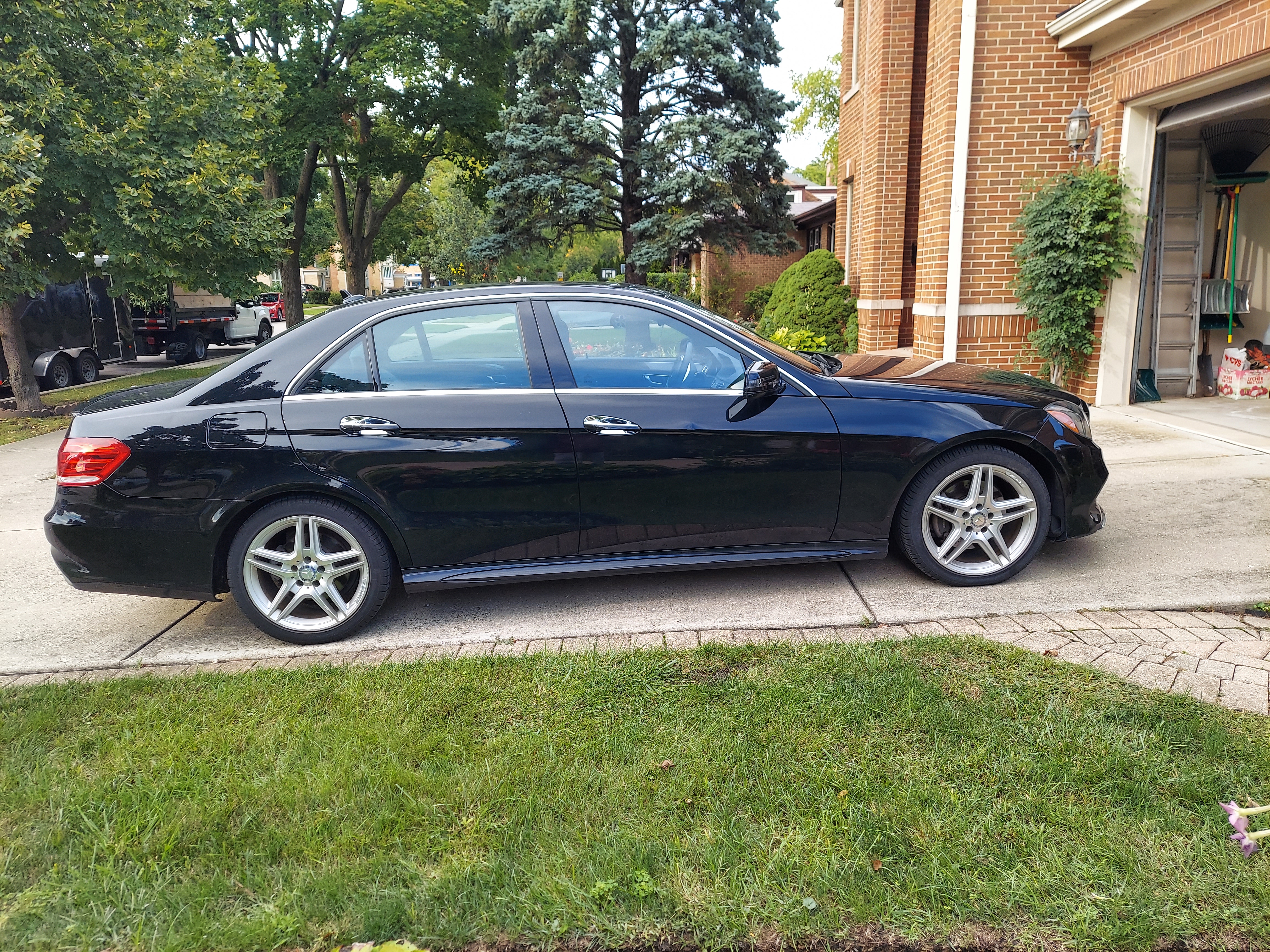 Used 2014 Mercedes-Benz E 350 4MATIC Sedan image 2