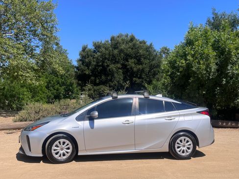 Used 2022 Toyota Prius LE FWD image 1