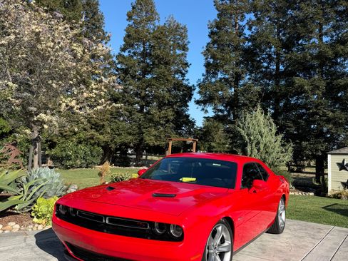 Used 2015 Dodge Challenger R/T w/ Quick Order Package 28B R/T RWD image 2
