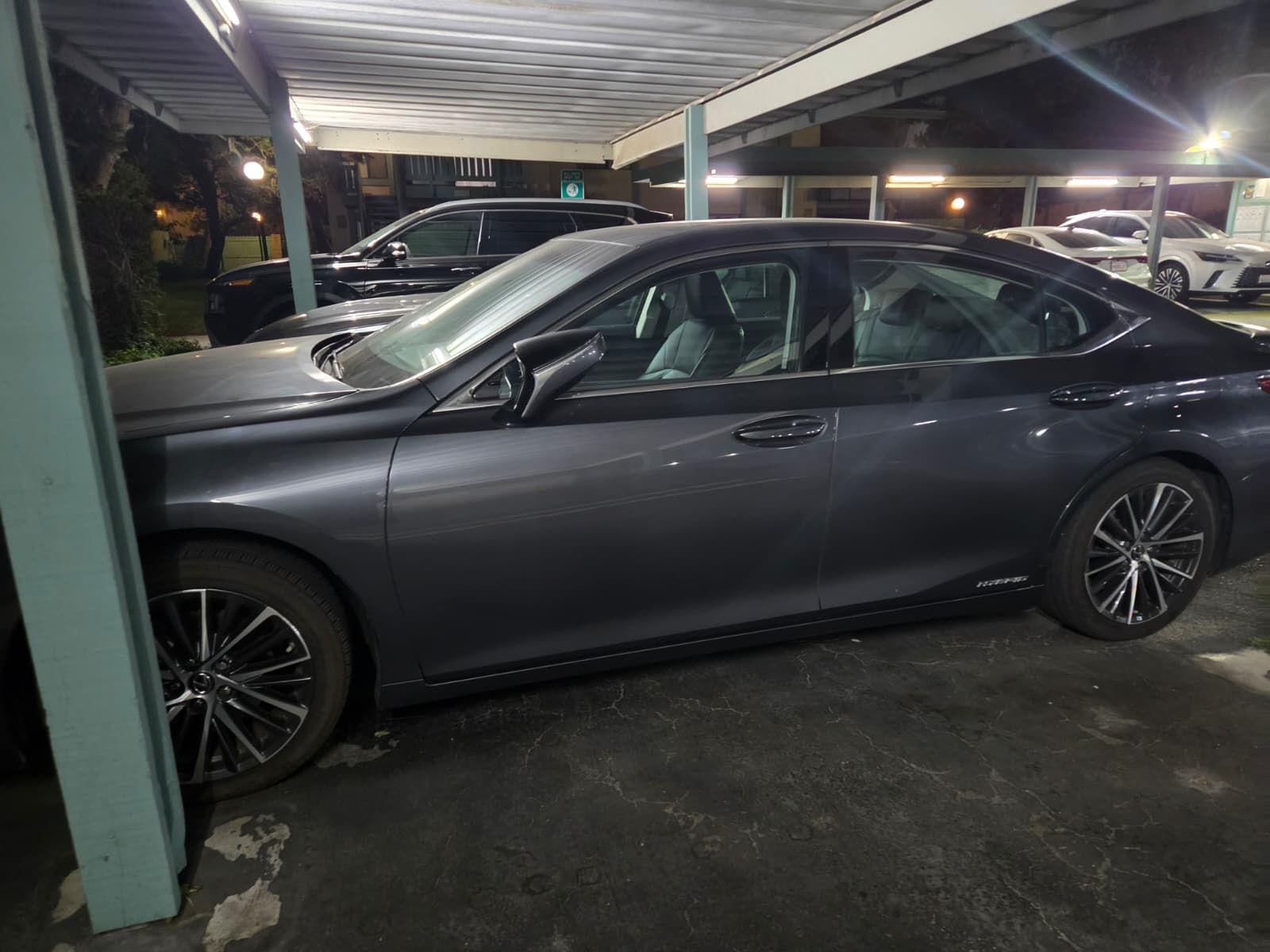 Used 2022 Lexus ES 300h w/ Premium Package FWD image 2