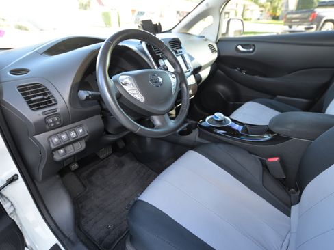 Used 2015 Nissan Leaf SV image 11