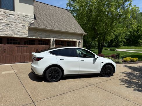 Used 2023 Tesla Model Y Long Range AWD/4WD image 1