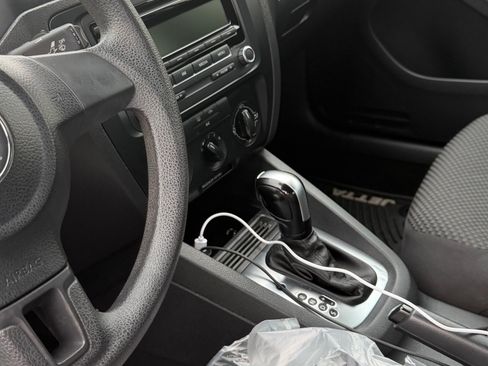 Used 2014 Volkswagen Jetta S image 4