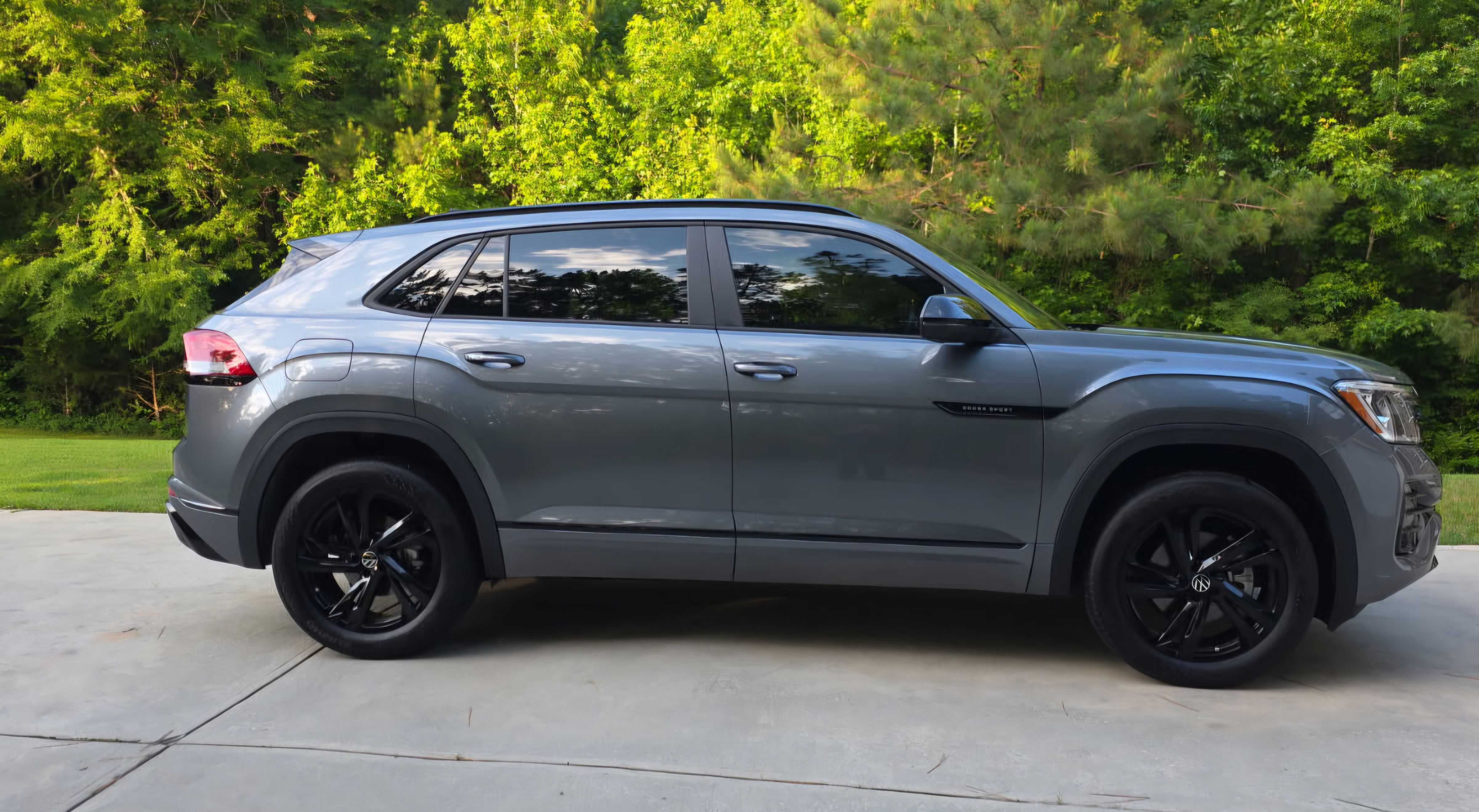 Used 2025 Volkswagen Atlas Cross Sport SEL R-Line AWD/4WD image 1
