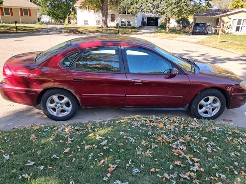 Used 2004 Ford Taurus SE image 2