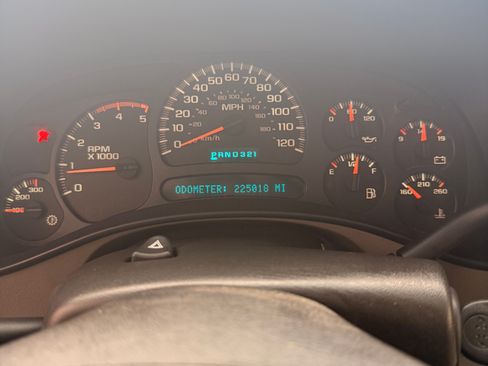Used 2005 Chevrolet Silverado 2500 LT w/ Heavy-Duty Power Package AWD/4WD image 19