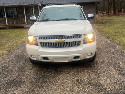 Used 2013 Chevrolet Avalanche LTZ image 2