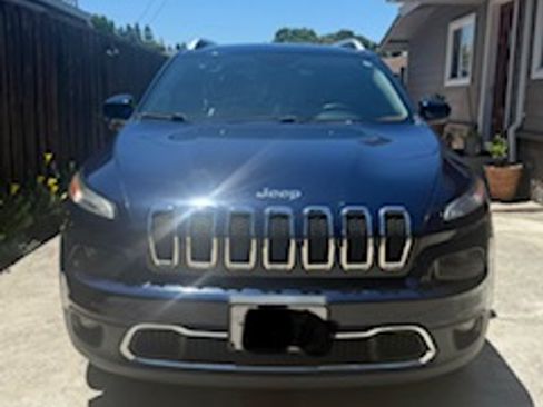 Used 2014 Jeep Cherokee Limited w/ Luxury Group AWD/4WD image 4