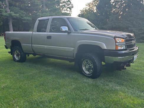 Used 2006 Chevrolet Silverado 2500 LT w/ Snow Plow Prep Package AWD/4WD image 1