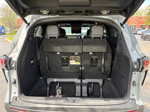 Used 2022 Toyota Sienna XLE Woodland Edition image 9